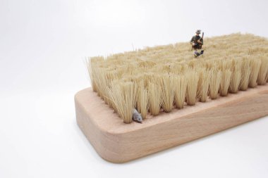 Avcı tüfeğiyle ateş ederken küçük bir figür.