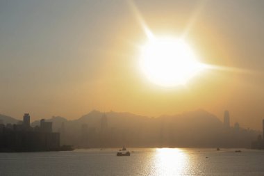 Victoria Limanı 'nda günbatımı olan bir gökyüzü, hk. 27 Aralık 2020