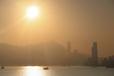 Victoria Limanı 'nda günbatımı olan bir gökyüzü, hk. 27 Aralık 2020