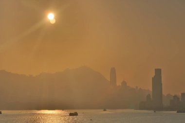 Victoria Limanı 'nda günbatımı olan bir gökyüzü, hk. 27 Aralık 2020