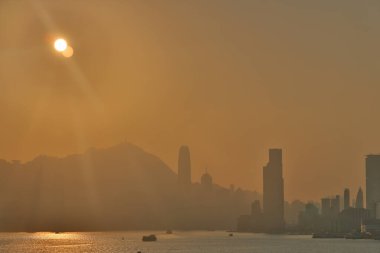 Victoria Limanı 'nda günbatımı olan bir gökyüzü, hk. 27 Aralık 2020