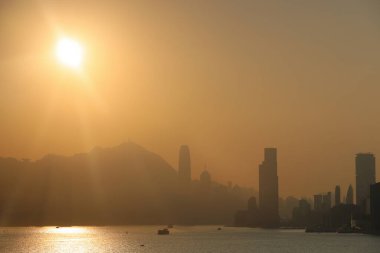 Victoria Limanı 'nda günbatımı olan bir gökyüzü, hk. 27 Aralık 2020