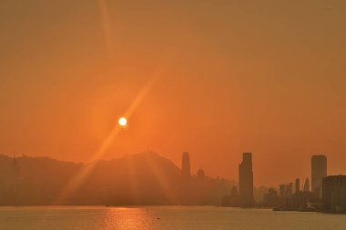 Victoria Limanı 'nda günbatımı olan bir gökyüzü, hk. 27 Aralık 2020