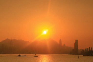 Victoria Limanı 'nda günbatımı olan bir gökyüzü, hk. 27 Aralık 2020