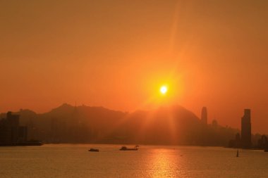 Victoria Limanı 'nda günbatımı olan bir gökyüzü, hk. 27 Aralık 2020