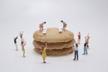 Sumo güreşçisinin bisküvi üzerindeki mini figürü.