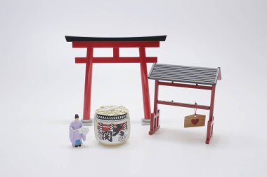 Kırmızı Torii Kapısı, Japon kültürünün mini figürü.