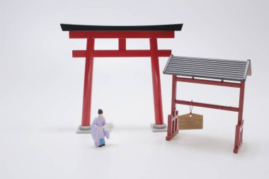Kırmızı Torii Kapısı, Japon kültürünün mini figürü.