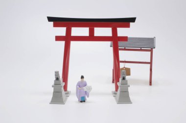 Kırmızı Torii Kapısı, Japon kültürünün mini figürü.