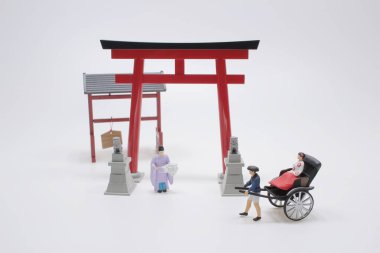 Kırmızı Torii Kapısı, Japon kültürünün mini figürü.