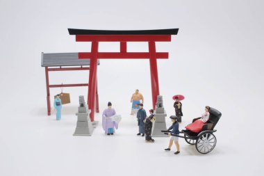 Kırmızı Torii Kapısı, Japon kültürünün mini figürü.