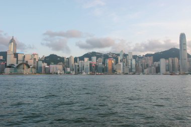 14 Temmuz 2005 Victoria Limanı, gökdelenler ve alacakaranlıkta Hong Kong silueti