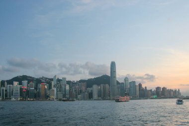 14 Temmuz 2005 Victoria Limanı, gökdelenler ve alacakaranlıkta Hong Kong silueti