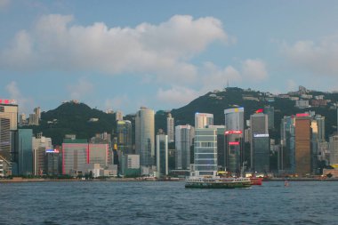 14 Temmuz 2005 Victoria Limanı, gökdelenler ve alacakaranlıkta Hong Kong silueti