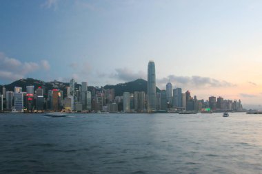 14 Temmuz 2005 Victoria Limanı, gökdelenler ve alacakaranlıkta Hong Kong silueti