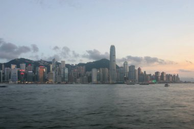 14 Temmuz 2005 Victoria Limanı, gökdelenler ve alacakaranlıkta Hong Kong silueti