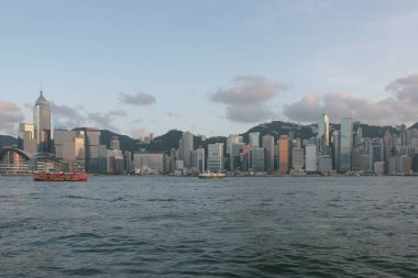 14 Temmuz 2005 Victoria Limanı, gökdelenler ve alacakaranlıkta Hong Kong silueti