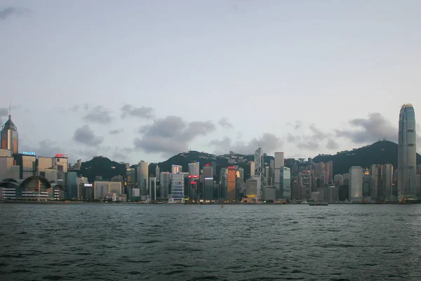 Luglio 2005 Victoria Harbor Grattacieli Hong Kong Skyline Crepuscolo — Foto Stock