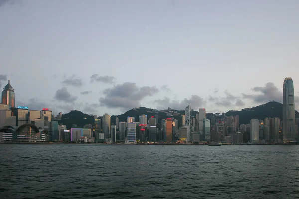 2005年7月14日黄昏时分 维多利亚港 摩天大楼及香港的天空 — 图库照片