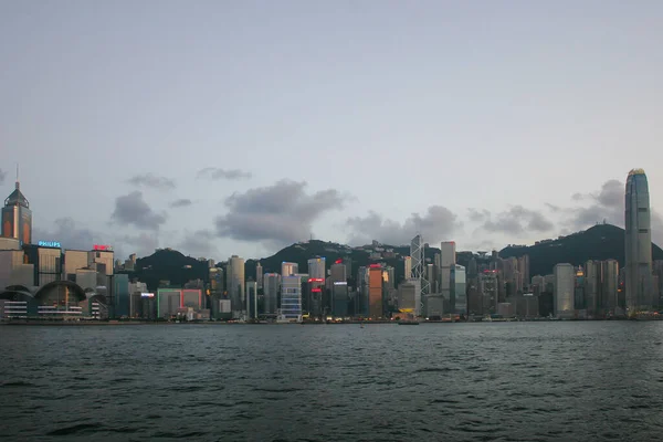 July 2005 Victoria Harbor Skyscrapers Hong Kong Skyline Twilight — Stock Photo, Image