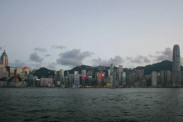 July 2005 Victoria Harbor Skyscrapers Hong Kong Skyline Twilight — Stock Photo, Image