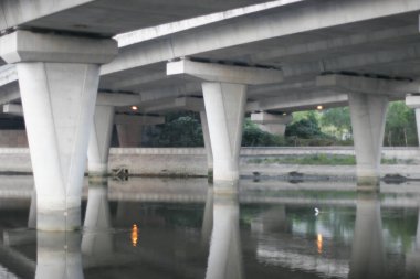 13 Kasım 2005 Yuen Long Highway 'deki üstgeçit.