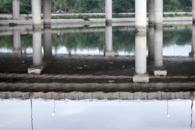 13 Kasım 2005 Yuen Long Highway 'deki üstgeçit.