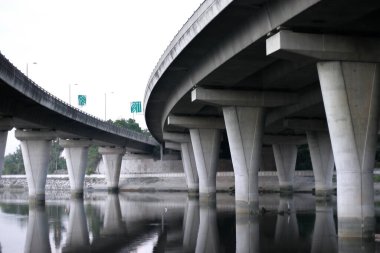13 Kasım 2005 Yuen Long Highway 'deki üstgeçit.