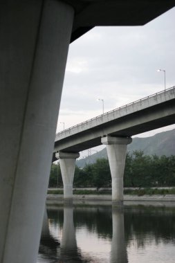 13 Kasım 2005 Yuen Long Highway 'deki üstgeçit.
