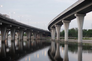 13 Kasım 2005 Yuen Long Highway 'deki üstgeçit.