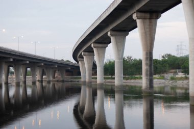 13 Kasım 2005 Yuen Long Highway 'deki üstgeçit.