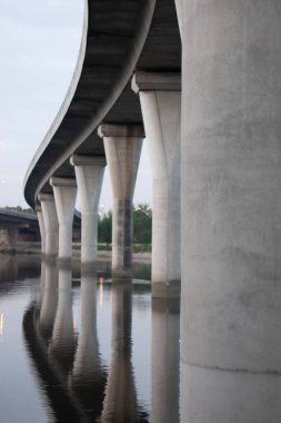 13 Kasım 2005 Yuen Long Highway 'deki üstgeçit.