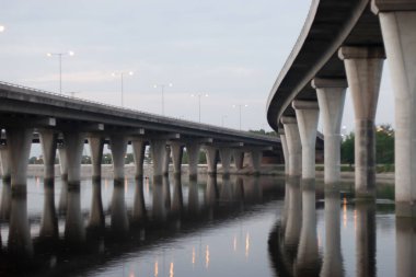 13 Kasım 2005 Yuen Long Highway 'deki üstgeçit.