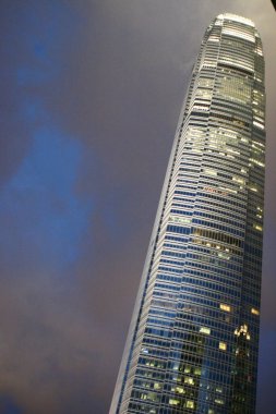 1 Temmuz 2005 IFC 'nin dışı, HK' de bir alışveriş merkezi inşa ediliyor.