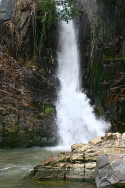 Hong Kong, Çin 'deki Waterfall Bay Park' ta sarp bir uçurum ve bir şelale..