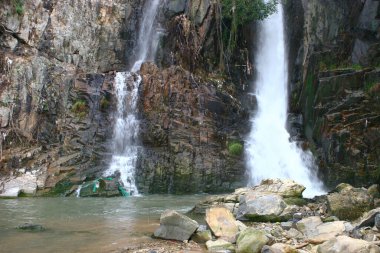 Hong Kong, Çin 'deki Waterfall Bay Park' ta sarp bir uçurum ve bir şelale..
