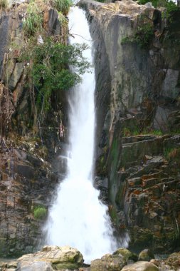 Hong Kong, Çin 'deki Waterfall Bay Park' ta sarp bir uçurum ve bir şelale..