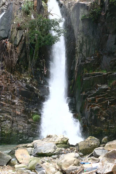 Meredek Szikla Vízesés Waterfall Bay Parkban Hong Kongban Kínában — Stock Fotó