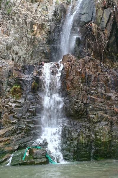 Brant Klippa Och Ett Vattenfall Vid Waterfall Bay Park Hongkong — Stockfoto
