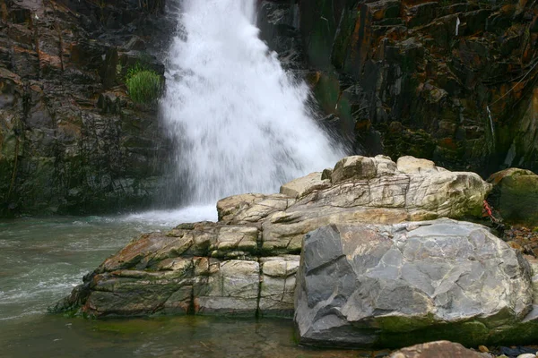 Brant Klippa Och Ett Vattenfall Vid Waterfall Bay Park Hongkong — Stockfoto