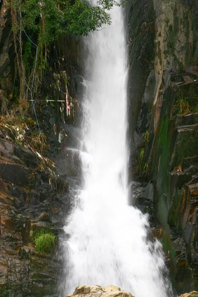 Brant Klippa Och Ett Vattenfall Vid Waterfall Bay Park Hongkong — Stockfoto