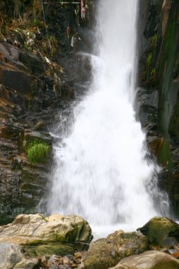Hong Kong, Çin 'deki Waterfall Bay Park' ta sarp bir uçurum ve bir şelale..