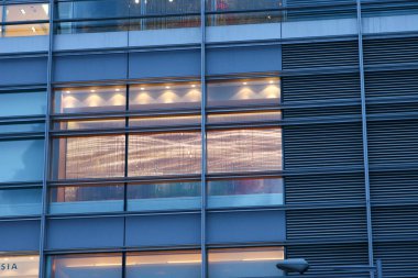 1 Temmuz 2005 IFC 'nin dışı, HK' de bir alışveriş merkezi inşa ediliyor.