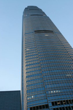 1 Temmuz 2005 IFC 'nin dışı, HK' de bir alışveriş merkezi inşa ediliyor.