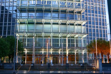 1 Temmuz 2005 IFC 'nin dışı, HK' de bir alışveriş merkezi inşa ediliyor.