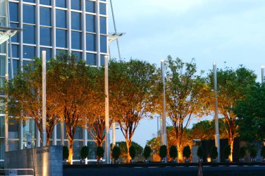 1 Temmuz 2005 IFC 'nin dışı, HK' de bir alışveriş merkezi inşa ediliyor.