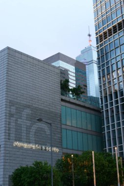 1 Temmuz 2005 IFC 'nin dışı, HK' de bir alışveriş merkezi inşa ediliyor.