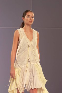 Moda şovu, model 12 Temmuz 2007 'de podyumda yürüyor.