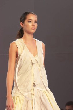 Moda şovu, model 12 Temmuz 2007 'de podyumda yürüyor.