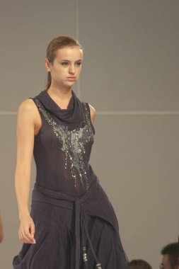 Moda şovu, model 12 Temmuz 2007 'de podyumda yürüyor.